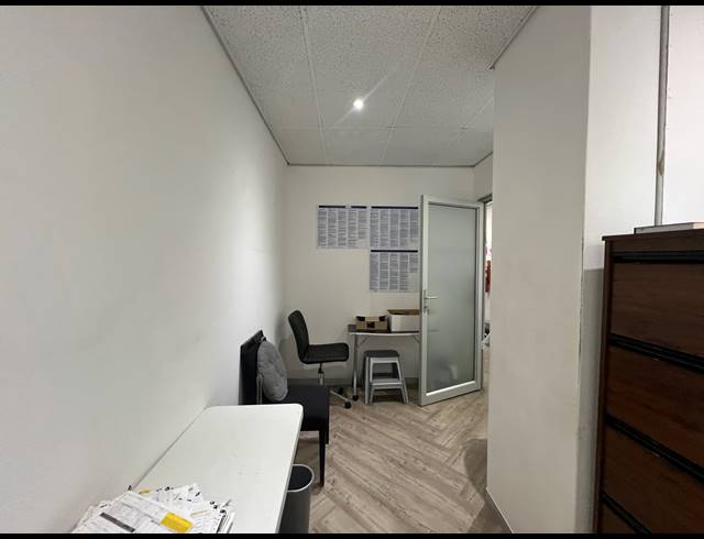 95M² OFFICE TO LET IN HYDE PARK